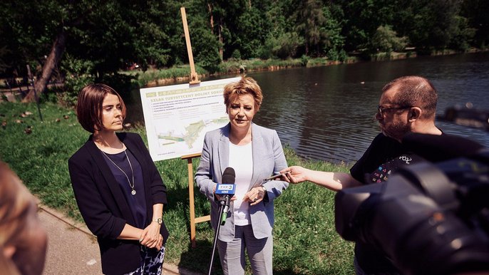 Na zdjęciu od lewej: Anna Wierzbicka, dyrektor Wydziału Kształtowania Środowiska UMŁ oraz Hanna Zdanowska, prezydent Łodzi - fot. Sebastian Glapiński / UMŁ