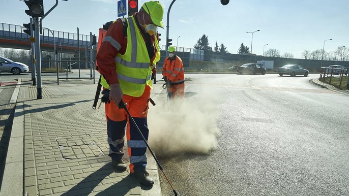 Rozpoczęły się wiosenne porządki w mieście. Oczyszczana jest m.in. Trasa Górna. - fot. Radosław Jóźwiak