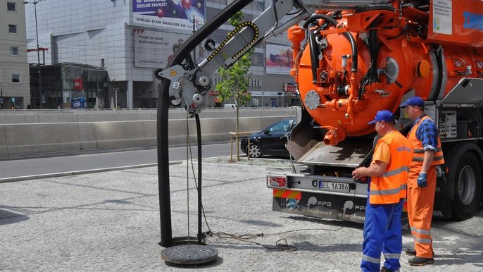 W Łodzi mamy ponad 2 tysiące km kanałów. Czyści i udrażnia się je wodą pod wysokim ciśnieniem i urządzeniami mechanicznymi. - fot. ZWiK